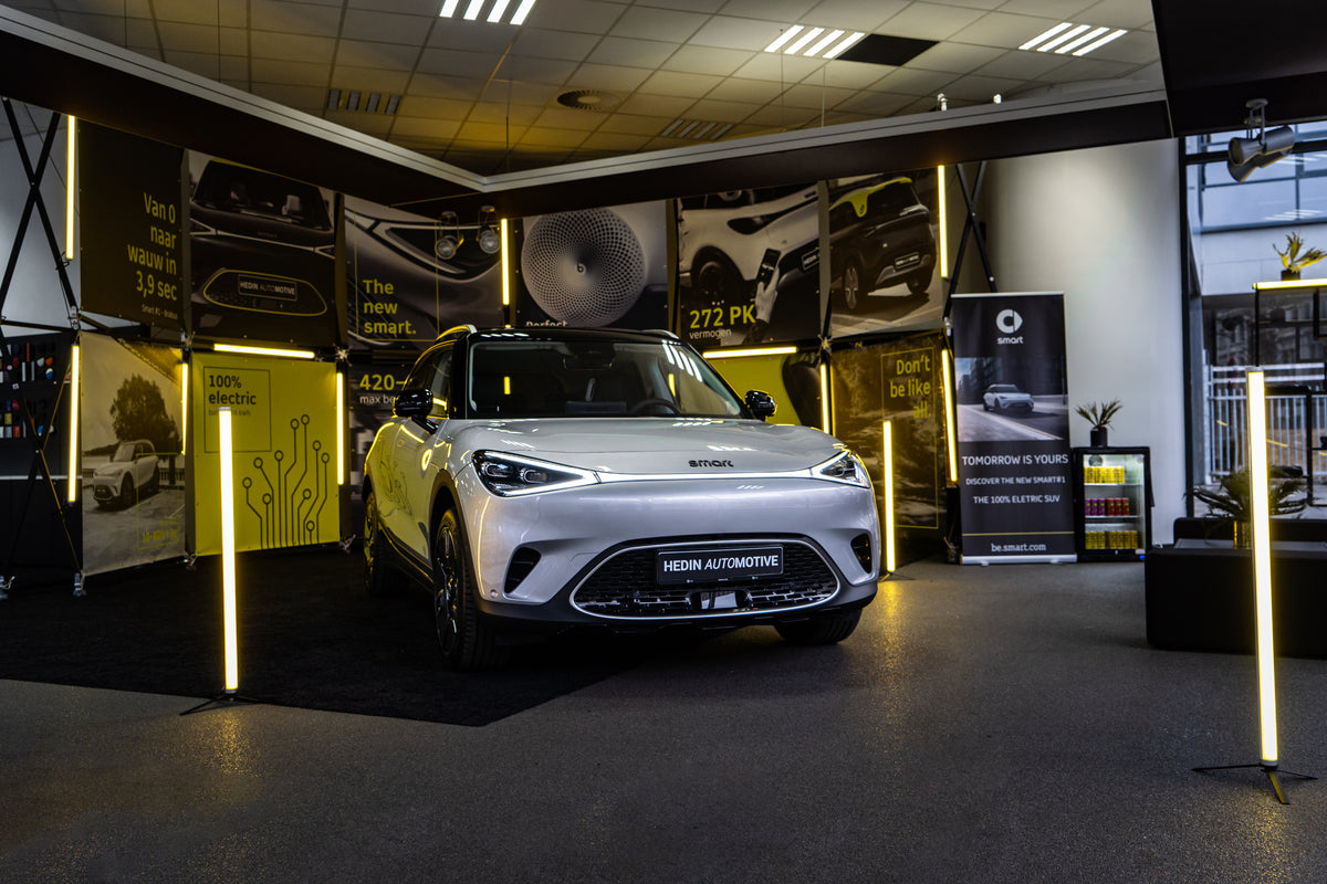 Konligo modular Luno Wall structure used as an illuminated indoor display booth for Hedin Automotive featuring a white electric vehicle, now available on MTN SHOP US. - imagen 7