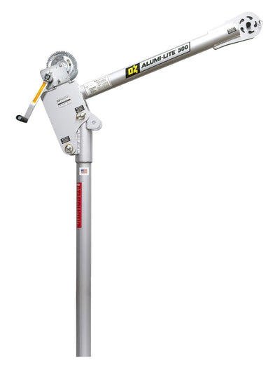 Grúa pescante OZA500DAV de aluminio OZ Lifting Alumi-Lite con cabrestante de manivela manual y sistema de cable, vista lateral sobre un fondo blanco.