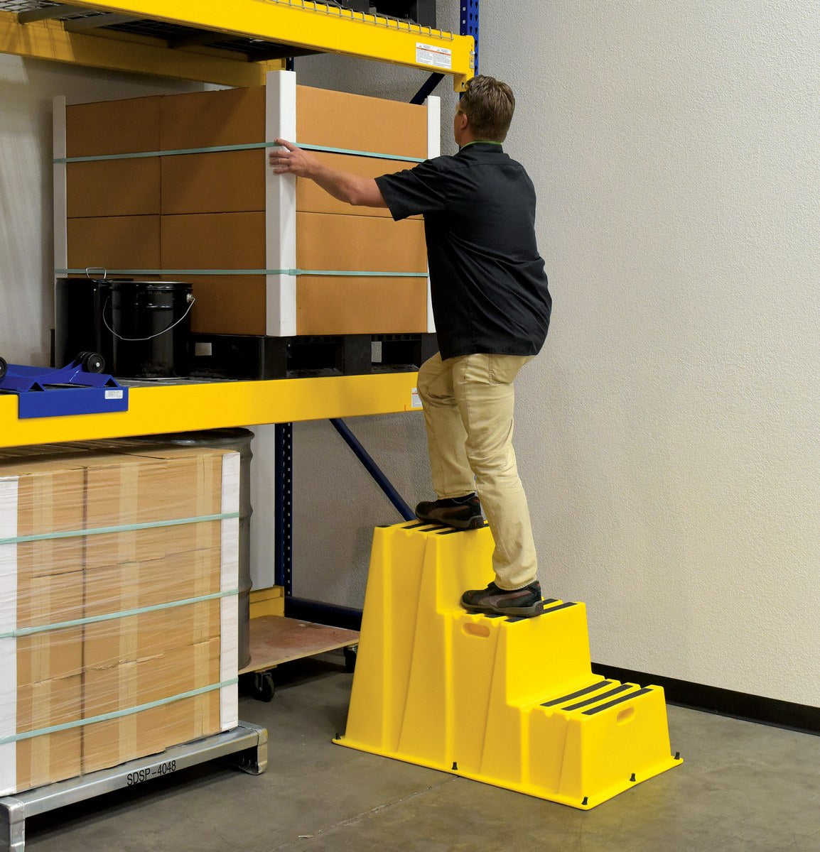 Vestil Manufacturing Corp Step Poly Nestable– – Now available at MTN Shop US. - imagen 6