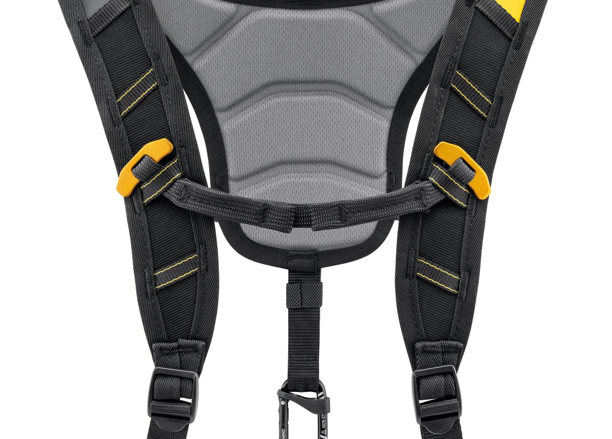 Petzl SEQUOIA Shoulder Straps, close-up of padding and adjustable sternal strap - imagen 3