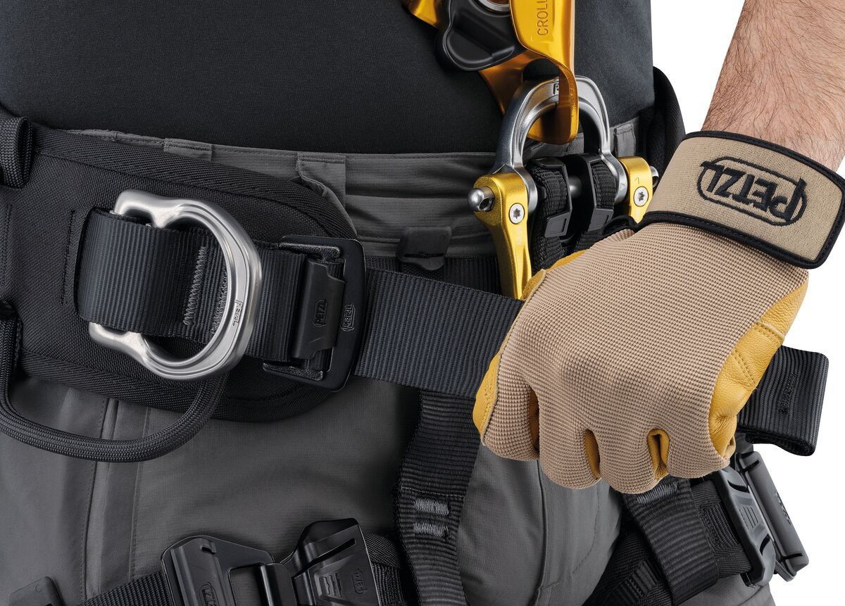 Petzl ASTRO® International Version (Professional & Tactical) – The Petzl Astro® Bod Fast Full Body Harness is designed for greater efficiency and comfort during rope ascents. Includes gated ventral attachment point for optimal integration of equipment. Available in multiple sizes. Shop now. – Now available at MTN Shop US. - imagen 6