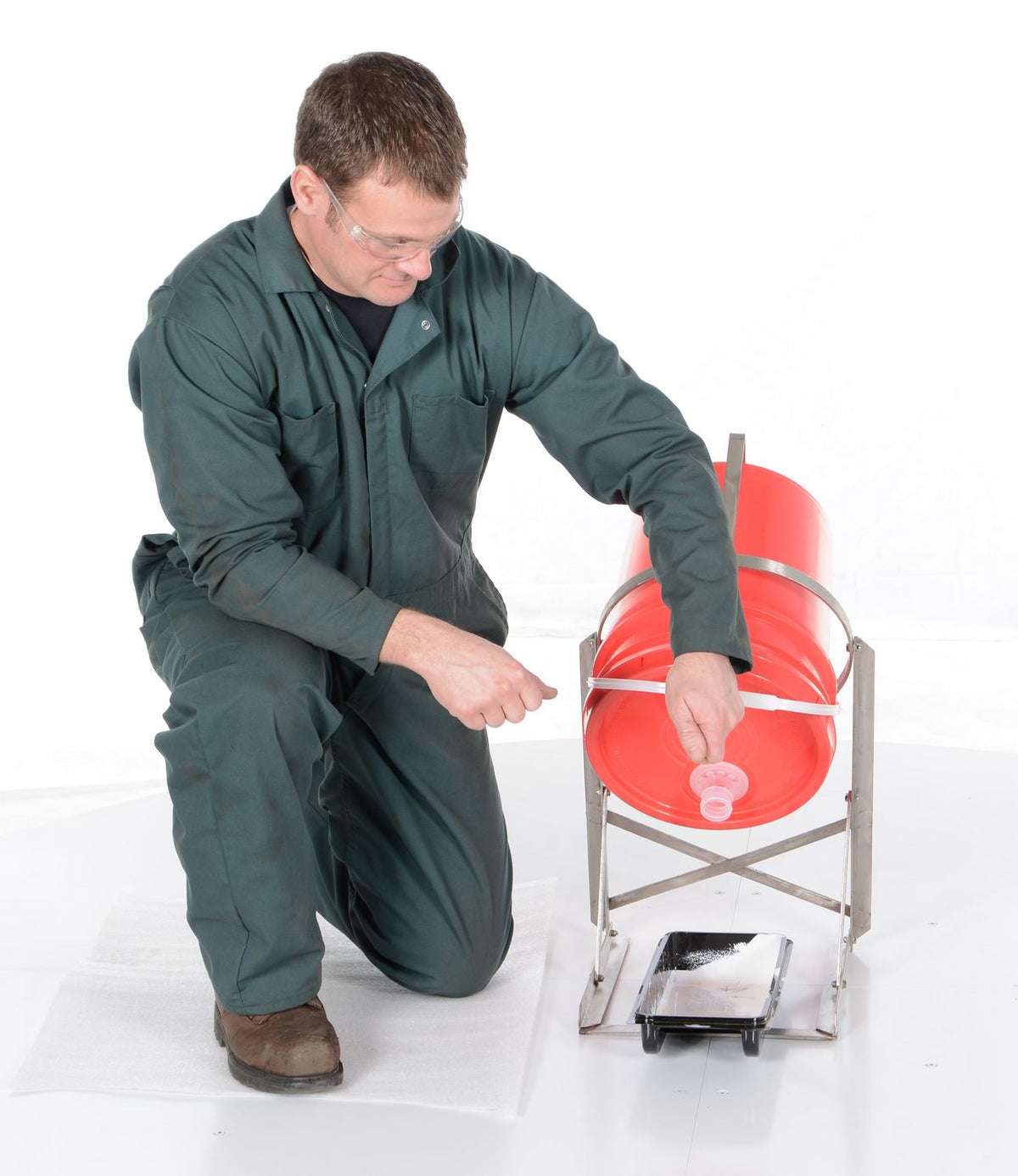 Vestil Manufacturing Corp Manual Pail Tippers– – Now available at MTN Shop US. - imagen 3