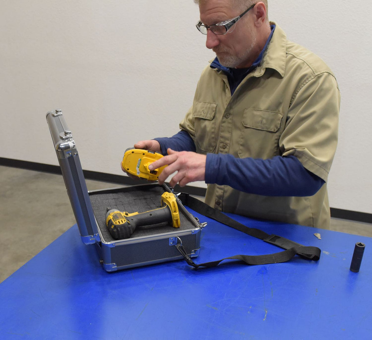 Vestil Manufacturing Corp Aluminum Carrying Case– – Now available at MTN Shop US. - imagen 5