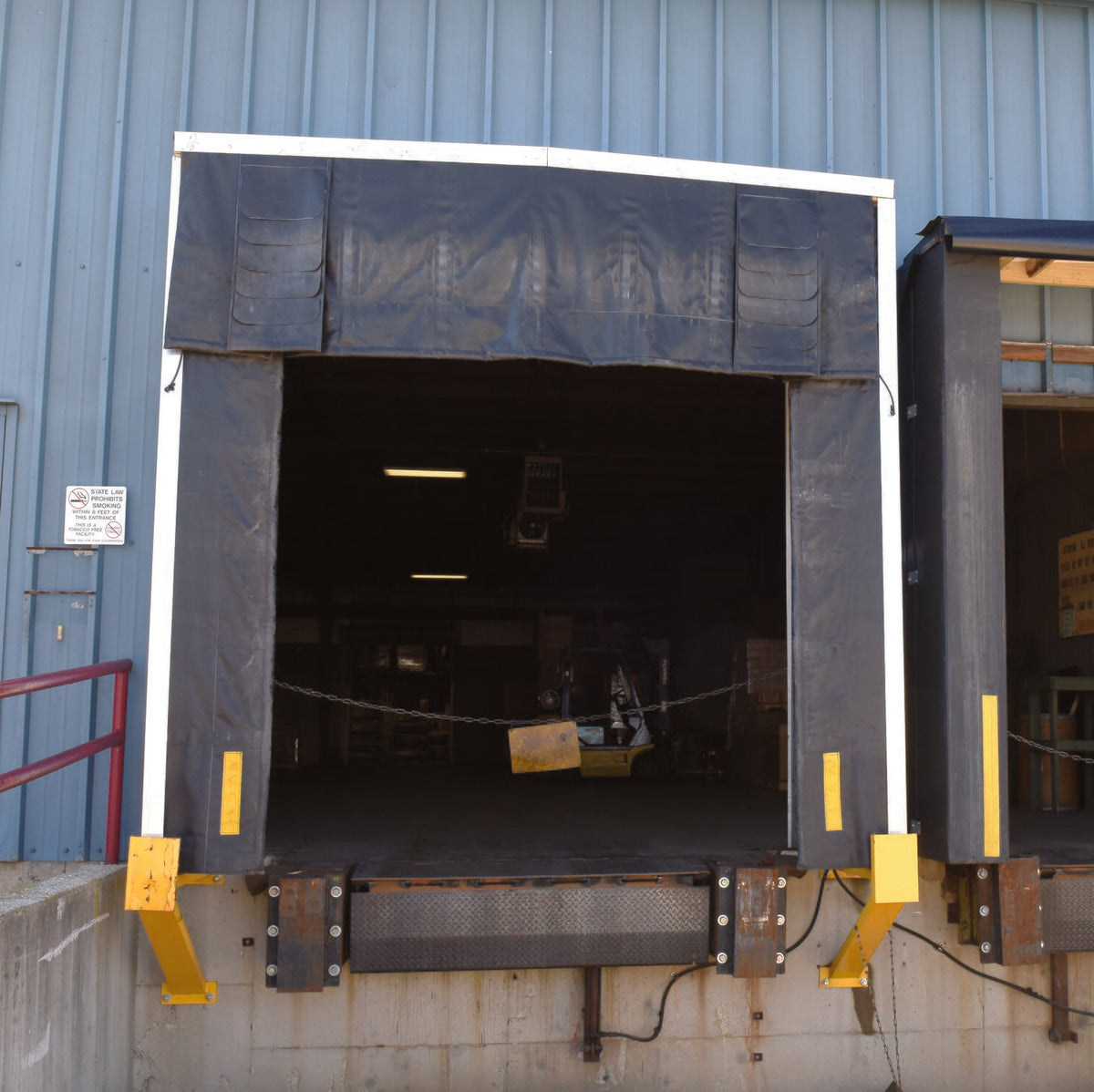 Vestil Manufacturing Corp Dock Shelters– – Now available at MTN Shop US. - imagen 2