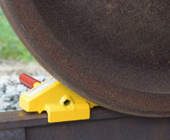 Vestil Manufacturing Corp Universal Steel Rail Chocks– – Now available at MTN Shop US. - imagen 6