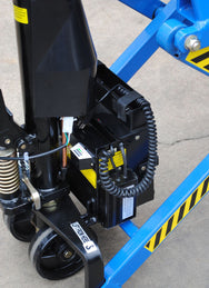 Vestil Manufacturing Corp Dual Power Tote Lifter– – Now available at MTN Shop US. - imagen 4