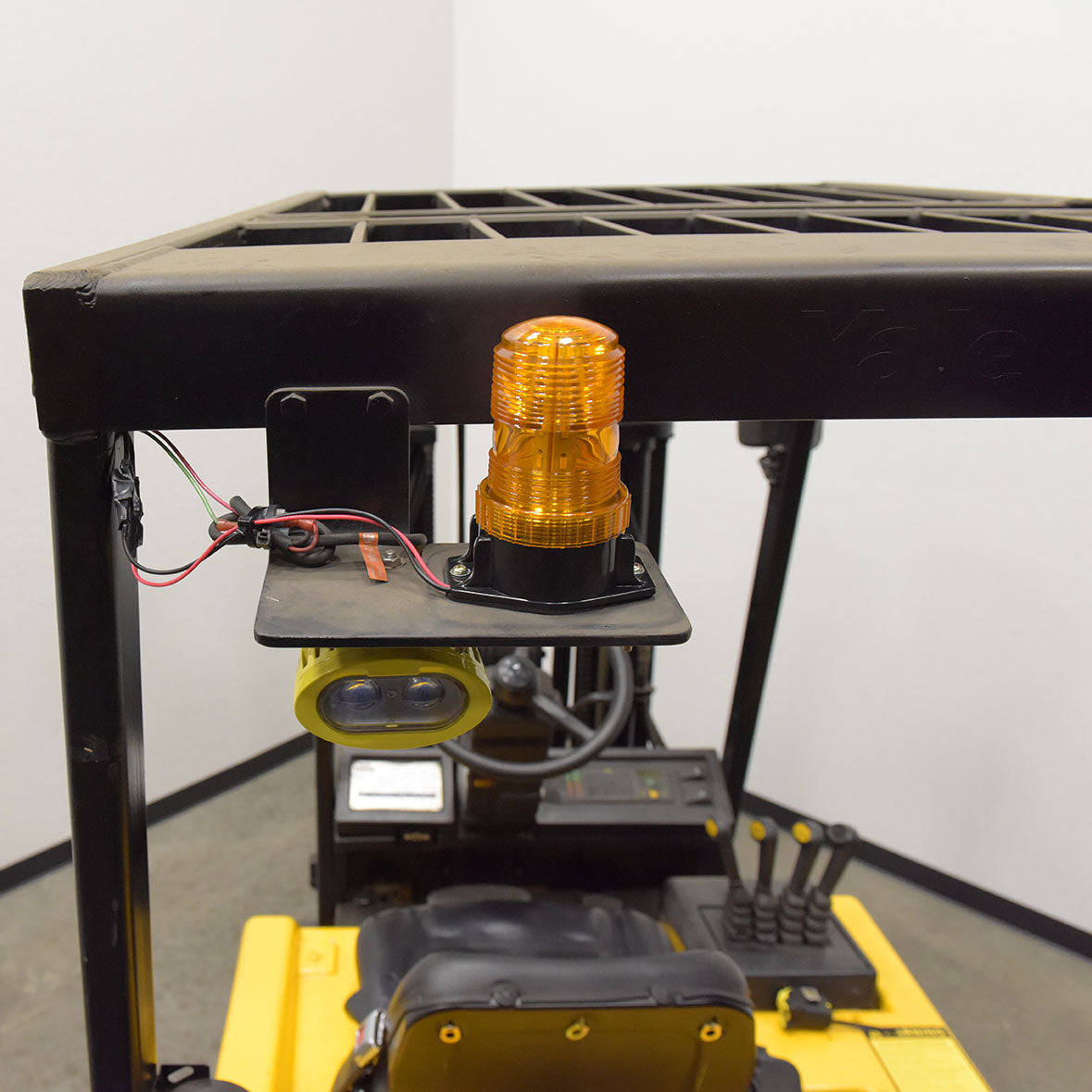 Vestil Manufacturing Corp Fork Truck Safety & Warning Light– – Now available at MTN Shop US. - imagen 3