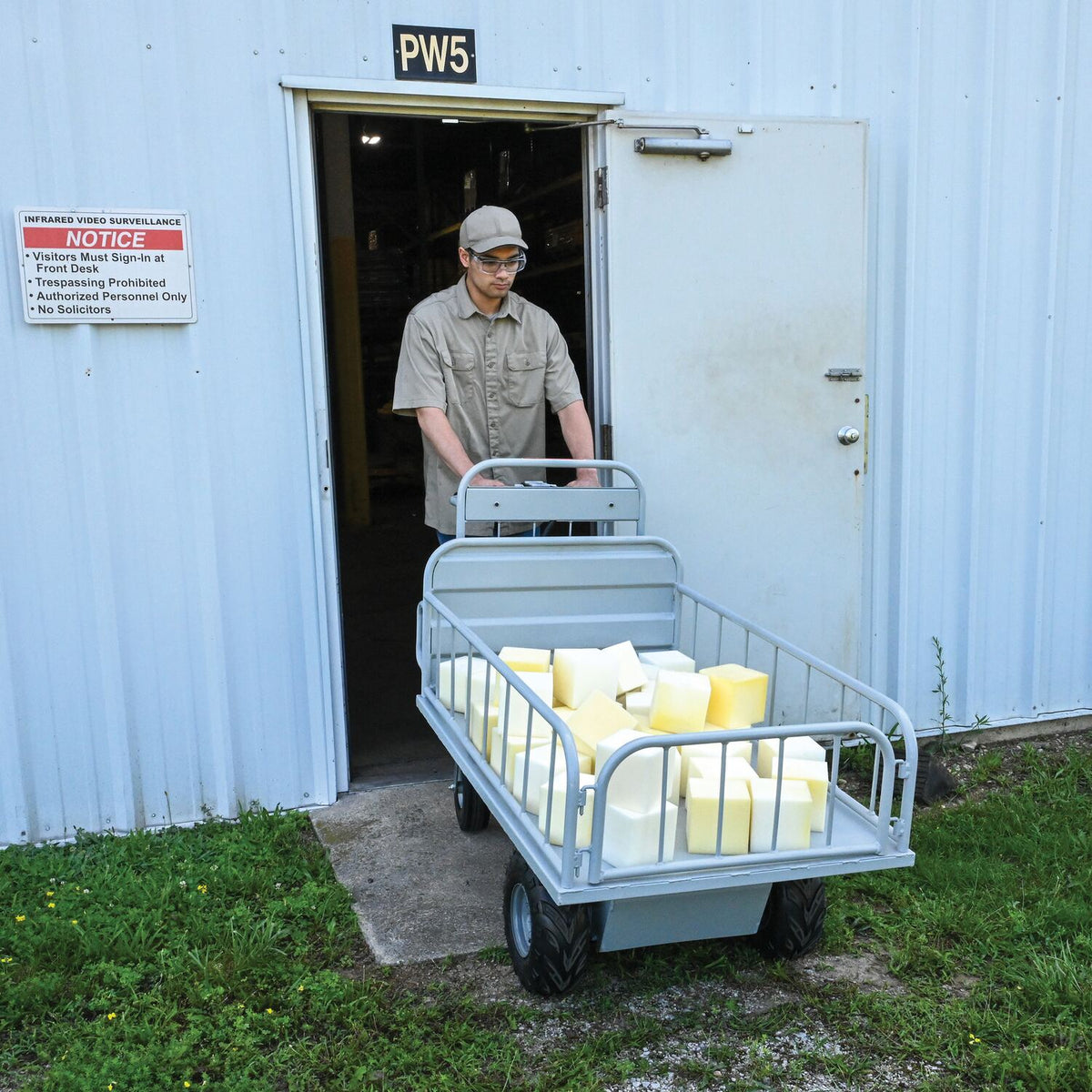 Vestil Manufacturing Corp Off-Road Traction Drive Powered Carts– – Now available at MTN Shop US. - imagen 6