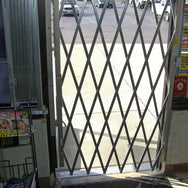 Vestil Manufacturing Corp Galvanized Door Scissor Gates– – Now available at MTN Shop US. - imagen 5