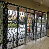 Vestil Manufacturing Corp Galvanized Door Scissor Gates– – Now available at MTN Shop US. - imagen 3