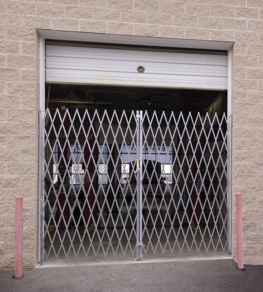 Vestil Manufacturing Corp Galvanized Folding Gates– – Now available at MTN Shop US. - imagen 2