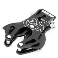 Kong Mini Frog Rope Connector– The Kong Mini Frog is a pocket-sized version of the popular Frog connector. The Mini Frog features the same engineering of the opening gates function with automatic closure. It is great for making leashes, suspension systems of professional cameras, lanyards for tools and so much more. Unlike the standard version, the mini is not a PPE and it is not suitable for human load. – Now available at MTN Shop US. - imagen 3