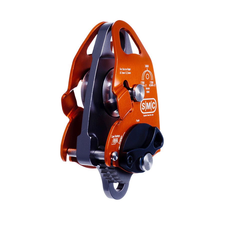 PMI SMC Advance Tech HX Pulley– The SMC Advance Tech HX Pulley is ideal when a small mechanical advantage system is used for rescue. Integrated cam provides immediate progress capture. 7mm - 12.5mm rope – Now available at MTN Shop US. - imagen 3
