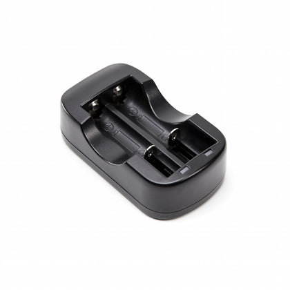 Cargador de baterías Illumagear: el cargador de 2 baterías de Illumagear es capaz de cargar hasta 2 baterías recargables de iones de litio 18650 que son compatibles con The Halo desde un tomacorriente eléctrico estándar. – Ahora disponible en MTN Shop US.